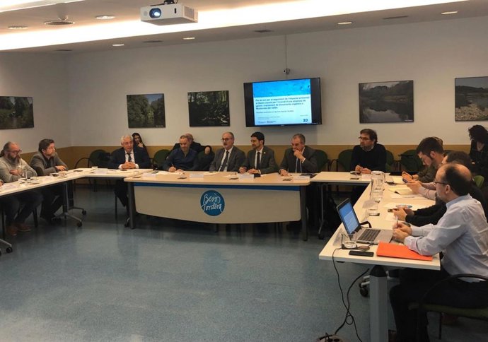 El consellder de Territorio y Sostenibilidad, Dami Calvet, en la reunión en el Consorci Bess Tordera