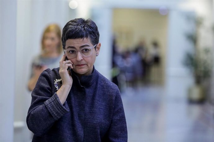 La ministra de Asuntos Exteriores, Unión Europea y Cooperación, Arancha González Laya, habla por teléfono minutos antes del inicio de la sesión de control al Gobierno en el Senado, en Madrid (España) a 3 de marzo de 2020.