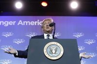 Trump confirma que mantuvo una conversación con un alto cargo de los talibán para abordar el acuerdo de paz