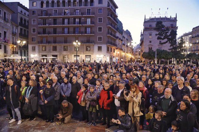 Una multitud de personas durante la última concentración de la Asociación de Víctimas del Metro 3 de Julio de 2006, en la que exigen responsabilidades por el accidente de metro en el que murieron 43 personas, en Valencia (España) a 3 de marzo de 2020.