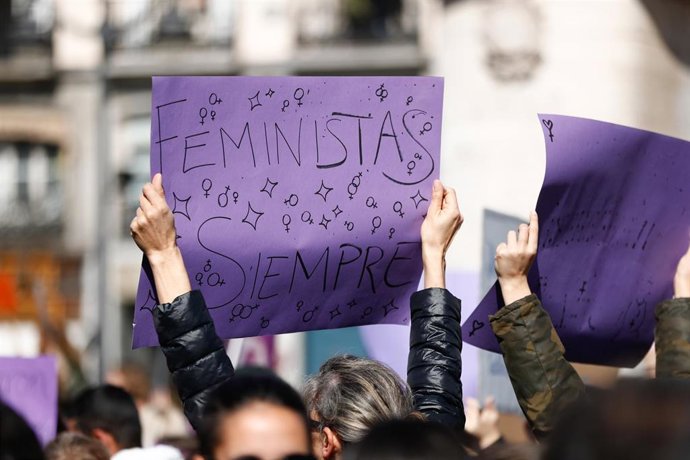 Numerosas mujeres portan pancartas y banderas con proclamas feministas durante la manifestación convocada por el Sindicato de Estudiantes y su plataforma feminista (Libres y Combativas) para secundar la huelga del 8M, en la Puerta del Sol de Madrid.