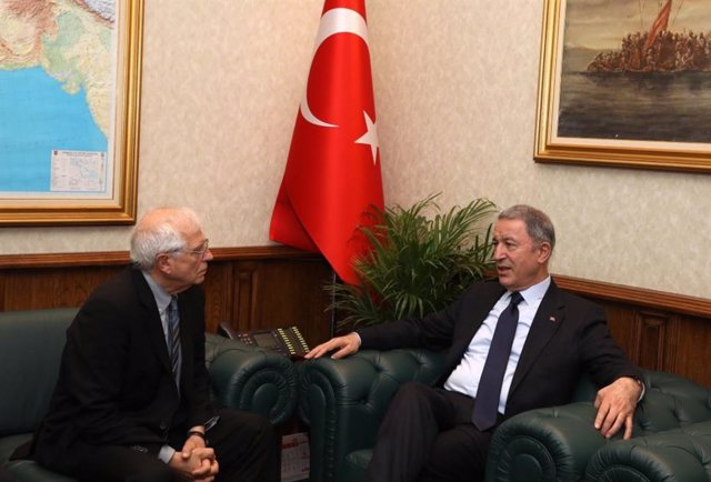 El Alto representante de la Unión para Asuntos Exteriores y Política de Seguridad, Joseph Borrell, y el ministro de Defensa turco, Hulusi Akar.