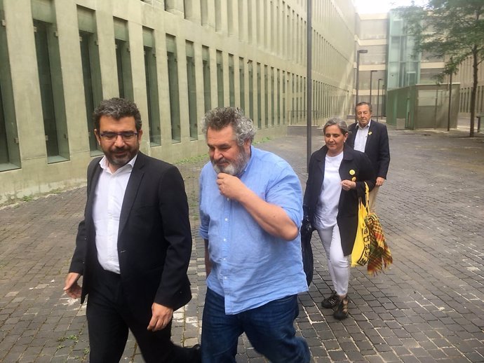 El abogado Francesc Snchez y Víctor Terradellas (Catmon) al quedar en libertad tras ser detenido en la operación Estela de presuntas irregularidades en subvenciones de la Diputación de Barcelona.