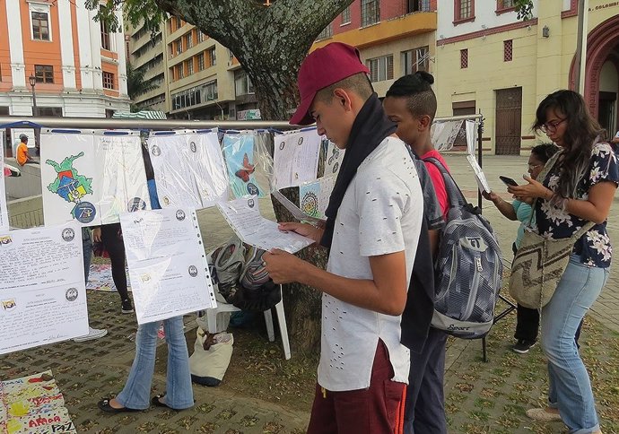    El pueblo colombiano ha enviado mensajes de bienvenida a más de 6.900 guerrilleros desmovilizados de las FARC dando una lección de tolerancia y demostrando el ansia de paz en el país
