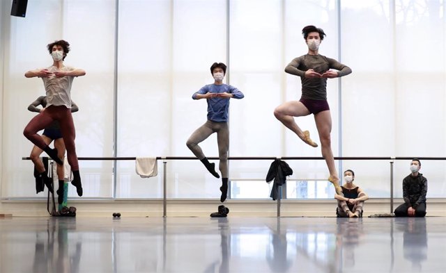 Alumnos de una escuela de ballet de Shanghai.