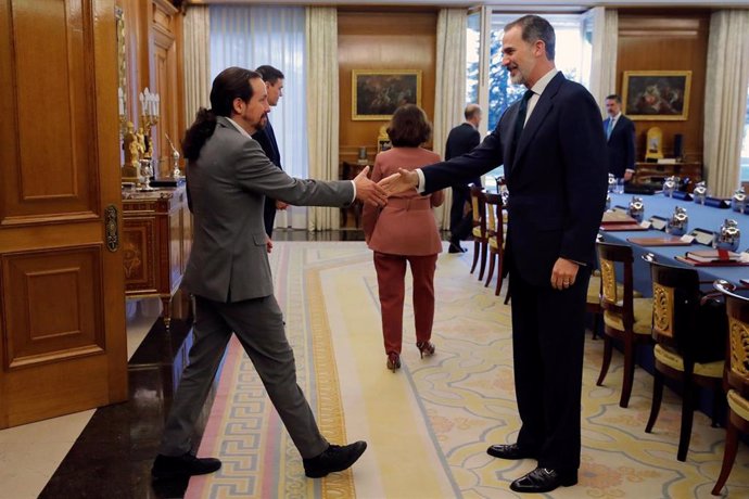 El rey Felipe VI saluda al vicepresidente del Gobierno de Derechos Sociales y Agenda 2030, Pablo Iglesias, momentos antes de empezar la reunión del Consejo de Ministros deliberativo, la cual preside el Rey en la Zarzuela, Madrid, a 18 de febrero de 2020.