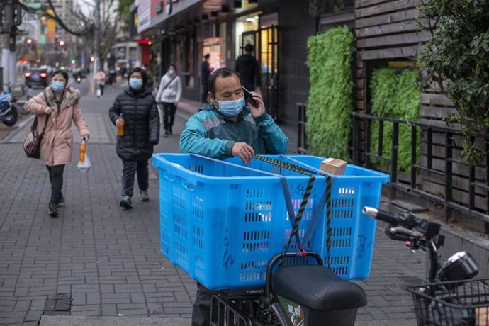 Ciudadanos con mascarillas en Shanghái