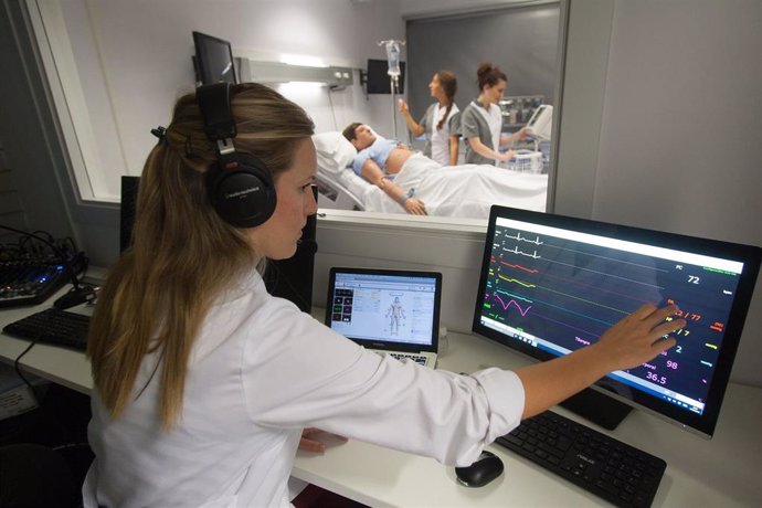 Alumnos de la Universidad de Navarra en el Centro de Simulación en Enfermería