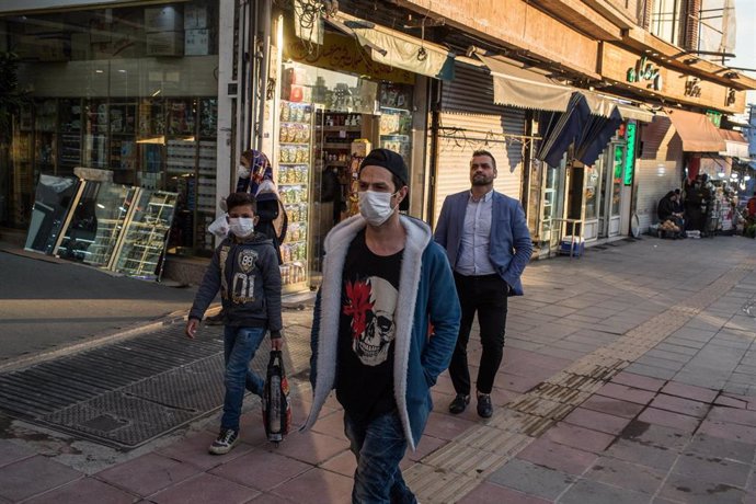 Personas con mascarillas en Teherán