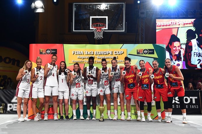 Núria Martínez, Sandra Ygueravide, Vega Jimeno y Aitana Cuevas en el podio del Europeo 3x3 de 2019