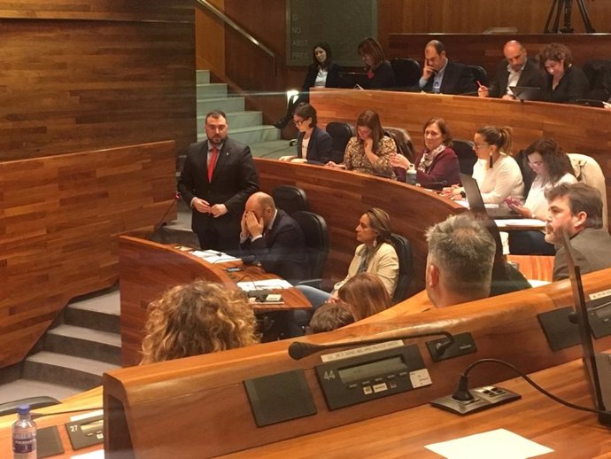 El presidente de Asturias, Adrián Barbón, responde a preguntas en el pleno de la Jutna General.