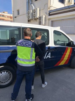 Imagen del detenido, custodiado por la Policía Nacional