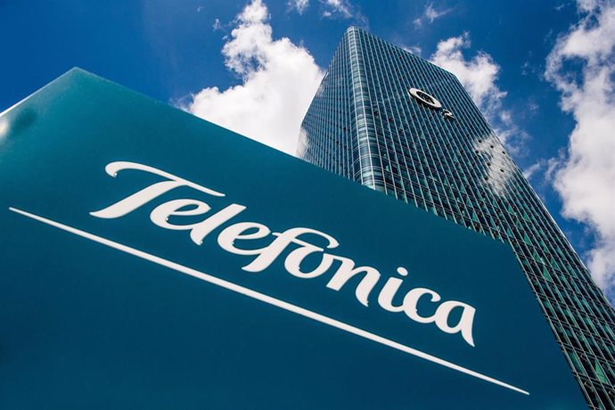 FILED - 01 January 2014, Bavaria, Munich: A general view of the logo of telecommunications provider Telefonica in front of the O2-Uptown high-rise. Photo: Lino Mirgeler/dpa