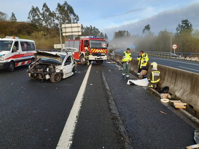 Accidente entre autobús y cohe en la A-8