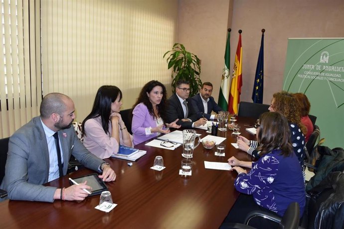 La consejera de Igualdad, Políticas Sociales y Conciliación, Rocío Ruiz, con representantes del sindicato CCOO-A