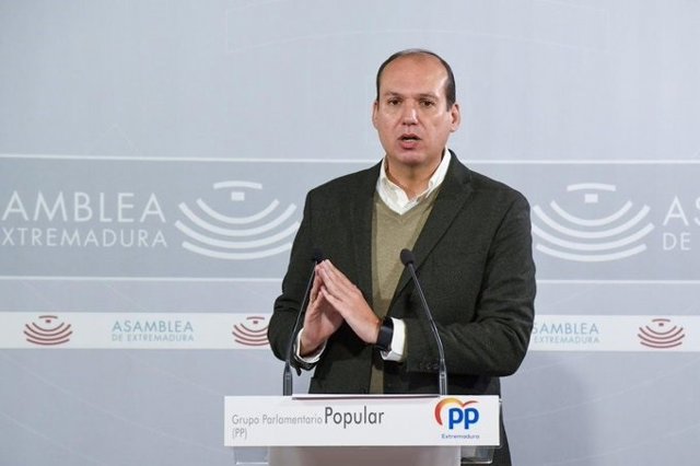 El portavoz de Hacienda del Grupo Popular, Luis Alfonso Hernández Carrón, en rueda de prensa