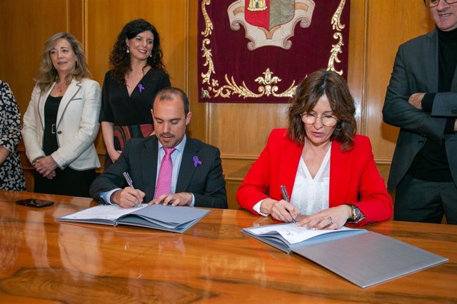 La consejera de Igualdad y portavoz del Gobierno regional, Blanca Fernández y el presidente de las Cortes de Castilla-La Mancha, Pablo Bellido,en la firma del protocolo.