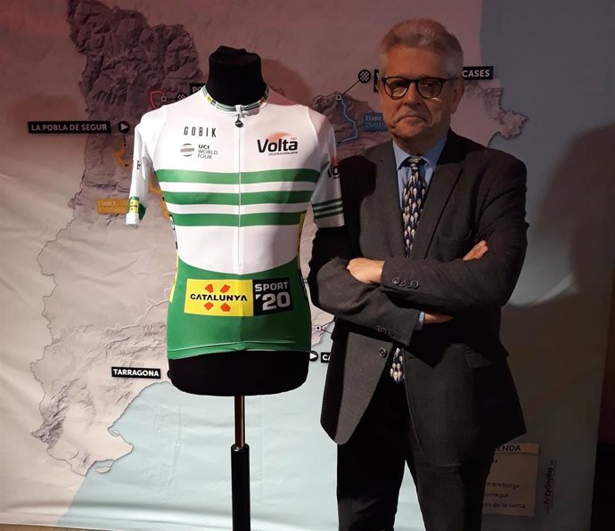 Rubn Peris, director de la Volta, junto al maillot de líder de la carrera