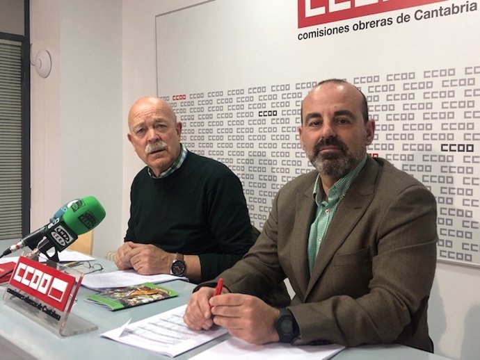 El secretario general de la sección de CC.OO en el Gobierno de Cantabria, Javier González, y el responsable de CCOO en el sector forestal, Javier Sabater