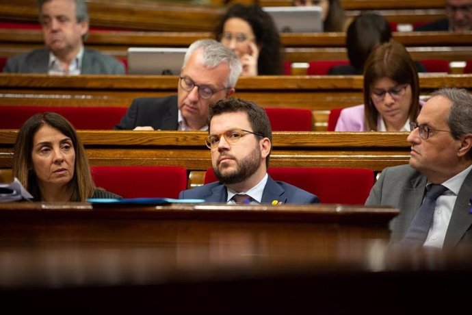 La portaveu del Govern, Meritxell Budó; el vicepresident de la Generalitat, Pere Aragons i el president de la Generalitat, Quim Torra, al ple del Parlament.