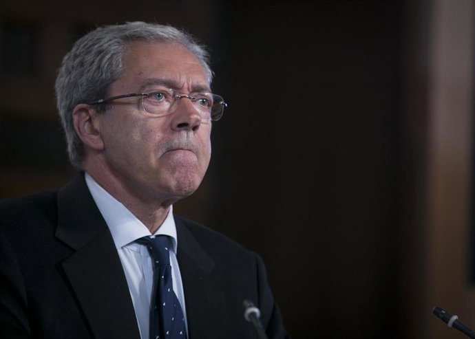 Rueda de prensa posterior a la reunión semanal del Consejo de Gobierno de la Junta de Andalucía. El consejero de Economía, Rogelio Velasco, durante su intervención. En el Palacio de San Telmo, Sevilla,a 14 de enero de 2020.