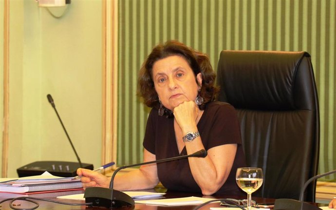 La consellera de Asuntos Sociales y Deportes, Fina Santiago, en la Comisión de Asuntos Sociales del Parlament.