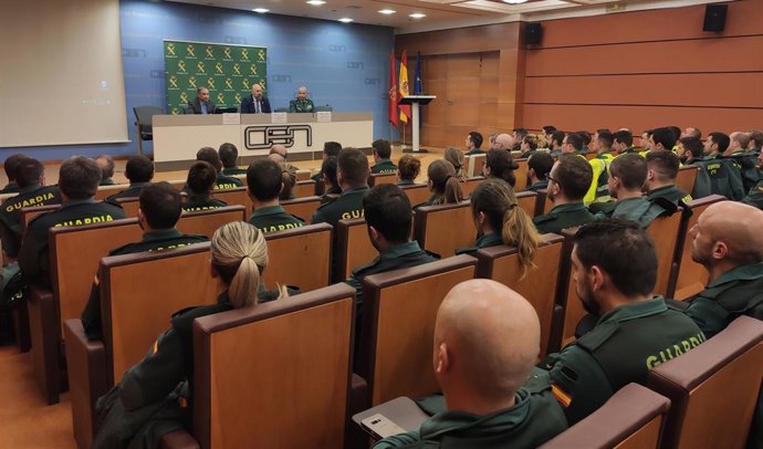 El delegado del Gobierno en Navarra, José Luis Arasti, recibe a 238 guardias civiles recientemente destinados a Navarra.