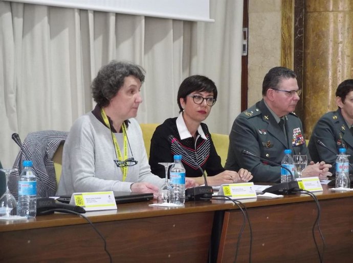 Beatriz Gimeno, izquierda de la imagen, junto a la directora general de la Guardia Civil, María Gámez, durante la VII Jornada de Igualdad de Oportunidades entre Mujeres y Hombres en la Guardia Civil.