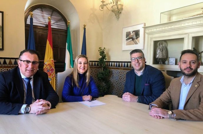 El delegado de Fiestas Mayores de Alcalá de Guadaíra, Enrique Pavón; la alcaldesa Ana Isabel Jiménez; el Hermano Mayor, Fernando Casal, y el teniente de Hermano Mayor, Germán Terrón