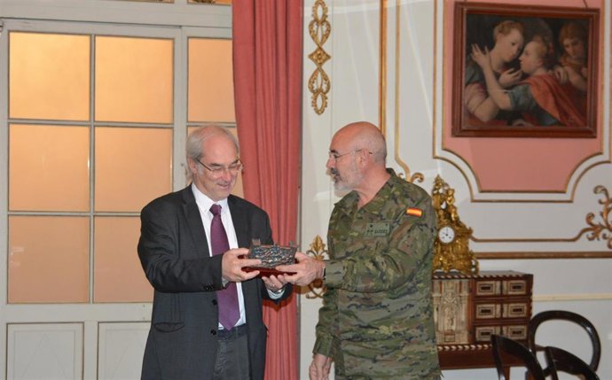 Reconocimiento en la Comandancia General de Baleares al ex delegado del Gobierno en Baleares Ramón Morey.