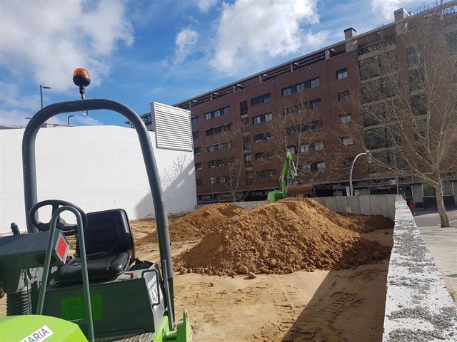 Vecinos protestan por la cercanía a sus viviendas de una gasolinera en Carabanchel