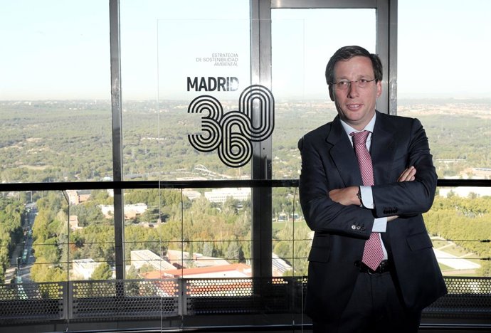 El alcalde de Madrid, José Luis Martínez- Almeida, posa junto al logo del proyecto 'Madrid 360'