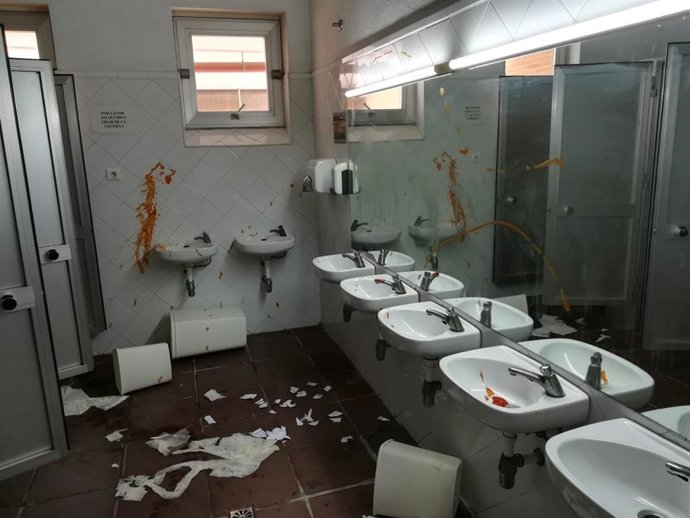 Situación en uno de los baños de facultades de la Universidad de Málaga afectados por el paro de trabajadoras de limpieza