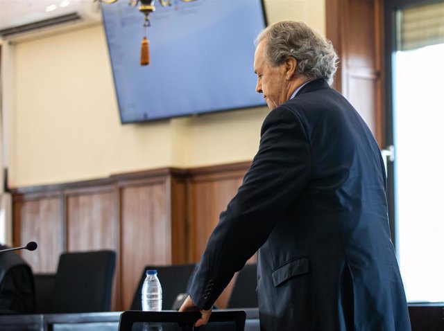 El expresidentes de Invercaria  Tomás Pérez-Sauquillo, en la sala de la  Audiencia Provincial de Sevilla, declarando  en el juicio por la primera pieza separada de la causa.