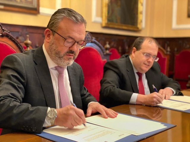 Alfredo García Quintana y Javier Martínez durante la firma del acuerdo.