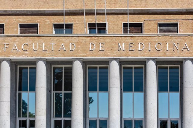 Fachada de la Facultad de Medicina de la  Universidad Complutense de Madrid -UCM-.