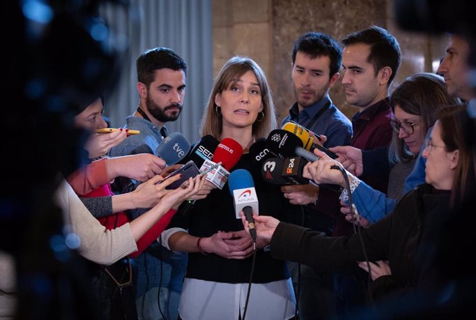 La presidenta de CatECP en el Parlament, Jssica Albiach ofrece declaraciones a los medios de comunicación después de la sesión plenaria en el Parlament de Cataluña para aprobar los presupuestos de la Cámara, que generaron polémica hace varias semanas p