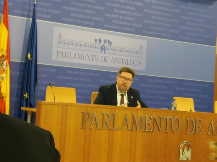 El portavoz adjunto del Grupo Socialista en el Parlamento andaluz, Rodrigo Sánchez Haro, en rueda de prensa.