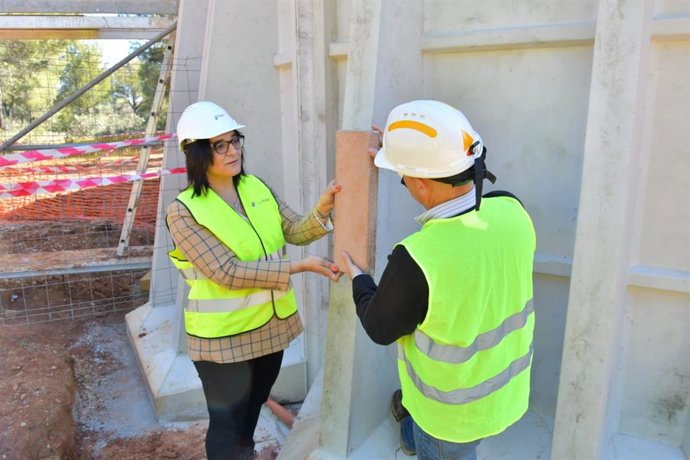 La delegada de Agricultura de la Junta en Granada, María José Martín, en una visita al Llano de la Perdiz
