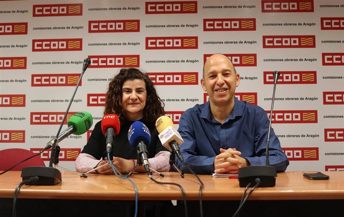 Elena Pérez y Carmelo Asensio en la presentación del informe de CCOO.