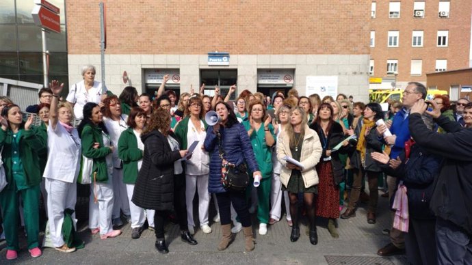 Concentración en apoyo a trabajadoras de limpieza del Hospital Clínico sancionadas