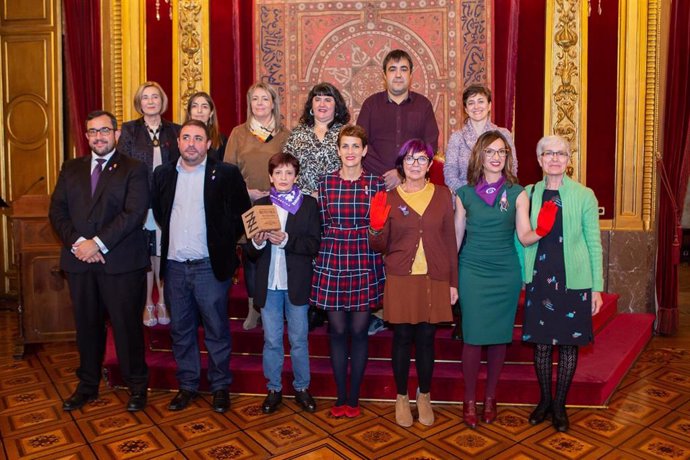 Foto de familia de la entrega del Premio Berdinna 2020 a Lunes Lilas