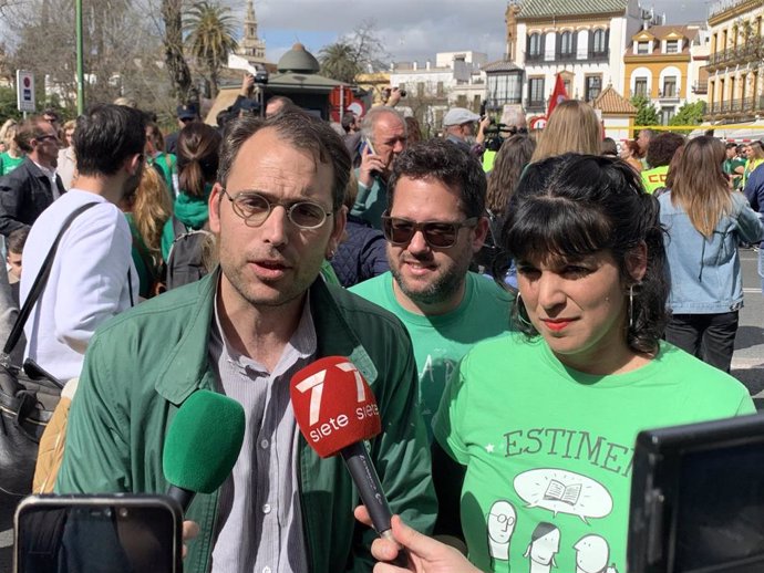 El coordinador de IU Andalucía, Toni Valero, y la coordinadora de Podemos Andalucía, Teresa Rodríguez, durante la manifestación con motivo de la huelga educativa.