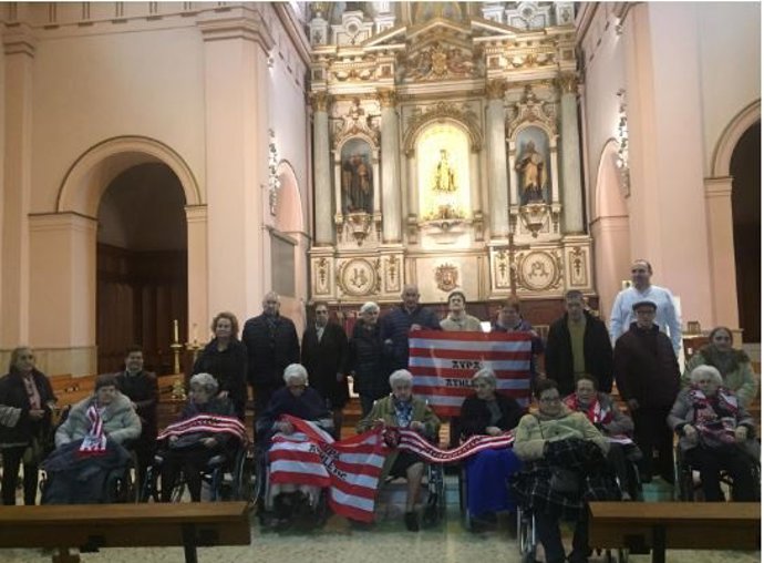 Personas mayores piden a la Virgen del Carmen que dé suerte al Athletic para que llegue a la final de Copa.