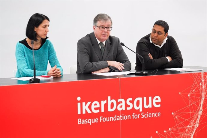 El director científico de Ikerbasque, Fernando Cossio, junto dos investigadores que cuentan con un proyecto ERC.