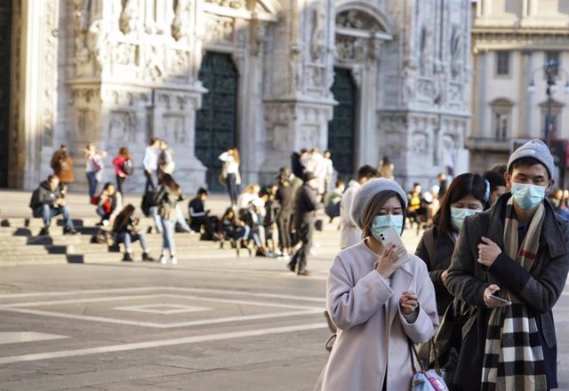 Turistas con mascarilla en Pisa