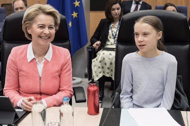 HANDOUT - 04 March 2020, Belgium, Brussels: European Commission President Ursula von der Leyen (L) and Swedish climate activist Greta Thunberg attend the weekly college meeting at the EU headquarters in Brussels. Photo: Mauro Bottaro/European Commission/d