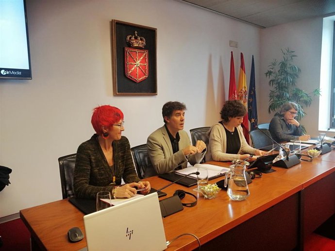 Los consejeros Santos Induráin y Eduardo Santos en una comisión en el Parlamento de Navarra