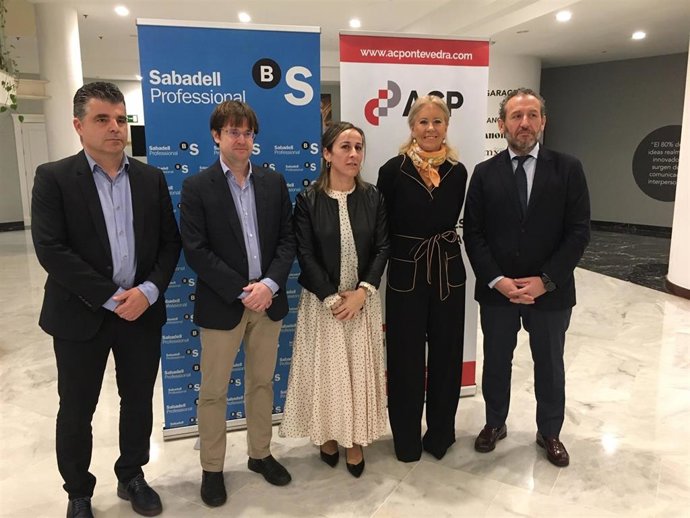 Ethel Vázquez, Corina Porro, Francisco Menéndez, el presidente de la ACP, Víctor del Canto; y su gerente, Javier Carballeda; antes de participar en la reunión
