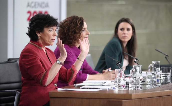 (I-D) La ministra de Educación y Formación Profesional, Isabel Celaá; la ministra Portavoz y de Hacienda, María Jesús Montero; y la ministra de Igualdad, Irene Montero, comparecen en rueda de prensa tras el Consejo de Ministros